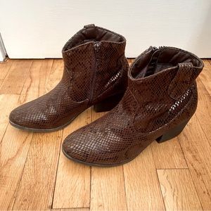 True Craft | Western Cowgirl Faux Snakeskin Zip Closure Ankle Boots 2.25in Heel